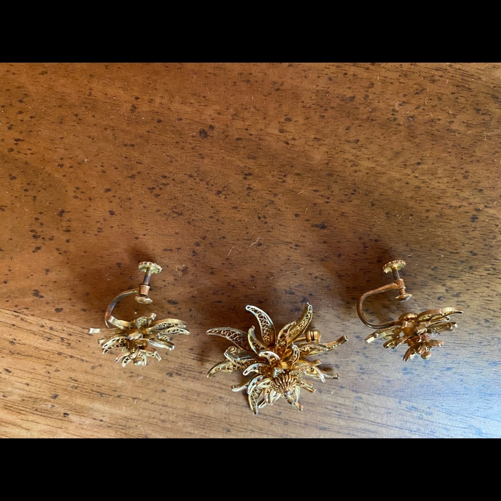 Beautiful unique vintage matching Gold Pin and Earrings set - Picture 4 of 6